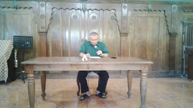 Pendiri PAN Amien Rais berharap pemerintahan Joko Widodo juga merangkul semua elemen masyarakat untuk membangun bangsa ini. 
