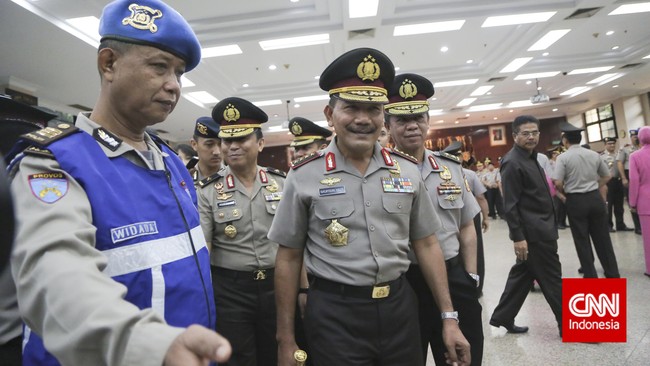 Kapolri Jenderal Badrodin Haiti menampik pertukaran posisi Komjen Budi Waseso tidak tepat.