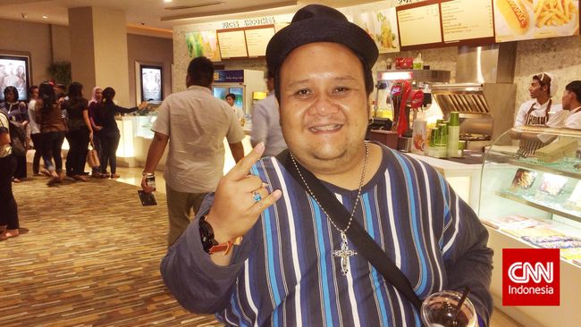 Rony pernah sampai dirawat di RS karena kolesterol dan obesitas. Dulu ia merasa terengah-engah setiap bergerak dan tak bisa tidur terlentang.