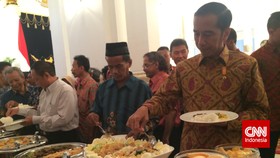 Jokowi Jamu Makan Siang Pedagang Pasar di Istana