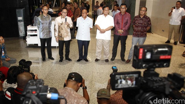 Fadli Zon menganggap keberadaan koalisi partai tidak lagi memengaruhi peta politik di parlemen. Alasannya, komunikasi lintas fraksi sudah mencair.