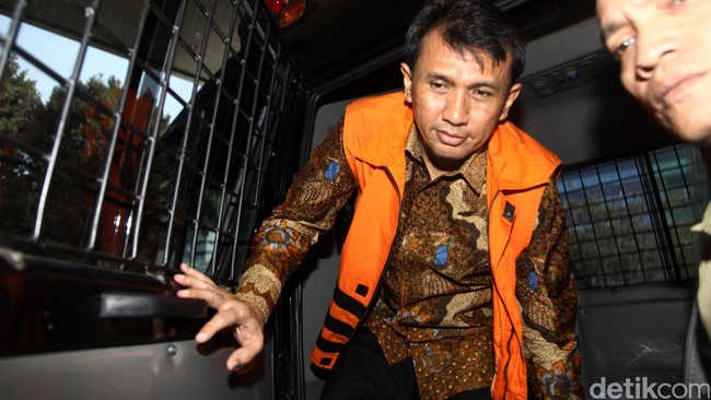 Dalam proses penyelidikan ini, penyidik KPK sudah memeriksa sejumlah saksi termasuk Gubernur Sumut Gatot Pujo Nugroho. 
