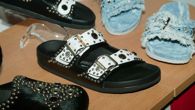 Tom Lonergan tak tahu busana couture. Tapi jika berharap tetap akrab dengan sepatu dan sandal yang nyaman, dialah orang yang layak jadi andalan.