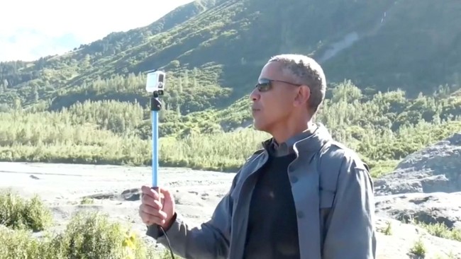 Barack Obama, mengakhiri sisa waktunya di Alaska dengan merekam video dengan menggunakan tongsis untuk memperlihatkan dampak perubahan iklim.
