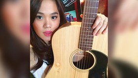 Sheryl Sheinafia Belajar Main Gitar dari Satpam Rumah