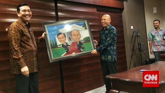Kepala Staf Presiden Teten Masduki punya perbedaan latar belakang mencolok dengan pejabat sebelumnya Luhut Binsar Pandjaitan.