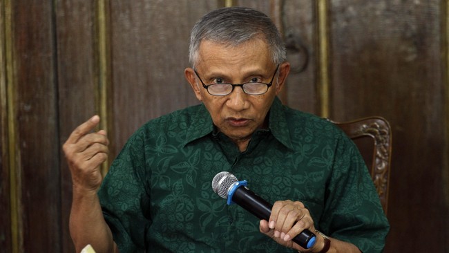 Amien Rais bertandang ke DPR untuk mendukung penuh Pansus angket terhadap KPK --lembaga yang dia anggap diskriminatif dalam penegakan hukum.