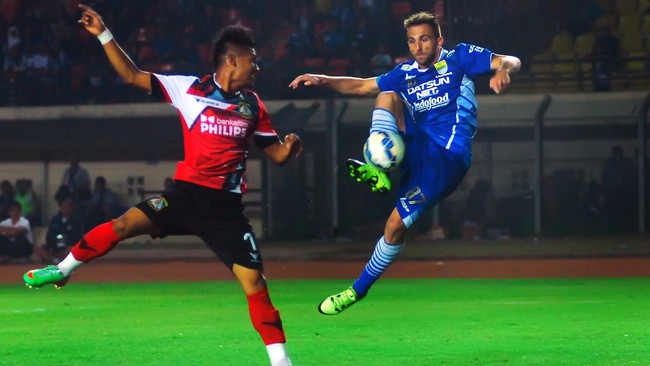 Persib memastikan langkah ke final Piala Presiden 2015 setelah meraih kemenangan 3-1 atas Mitra Kukar pada leg kedua semifinal di Stadion Si Jalak Harupat.
