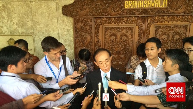 Pemerintah Jepang menanggapi dingin keputusan Presiden Joko Widodo soal proyek kereta cepat dan ditawari proyek kereta berkecepatan menengah.