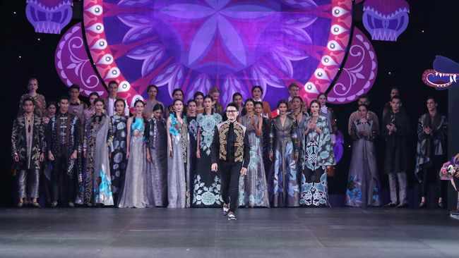 Lewat tangannya desainer Indonesia Denny Wirawan berupaya mengembalikan kilau batik Kudus yang sempat terang di panggung fesyen busana modern.