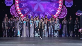 Lenggok Batik Kudus Denny Wirawan di 'Pasar Malam'