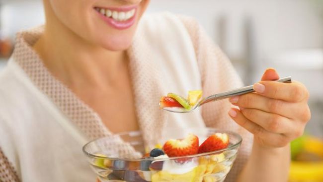 Diet identik dengan menahan hawa nafsu terhadap makanan. Namun, ada cara tersendiri bagaimana tetap makan tanpa takut lebar.