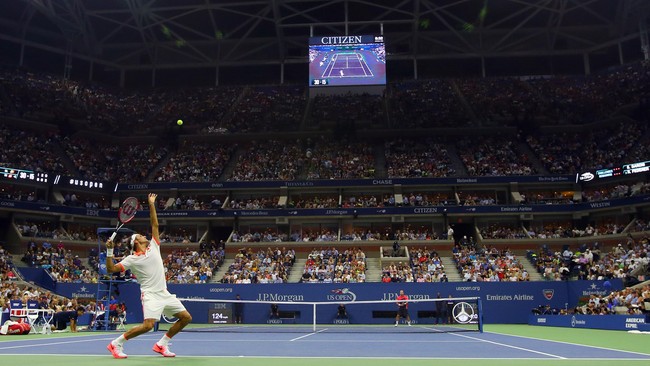 Roger Federer menyaingi Serena Williams dalam jumlah kemenangan di malam hari ketika ia menang di babak kedua Amerika Serikat Terbuka.