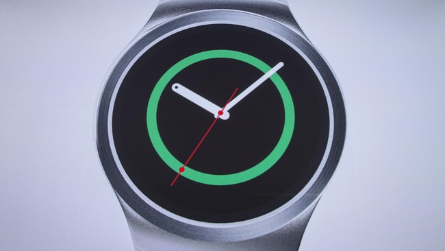 Gear S2 merupakan jam tangan pintar pertama Samsung yang berbentuk lingkaran. Sebelumnya mereka membuat Gear S dan Gear 2 dalam bentuk persegi.
