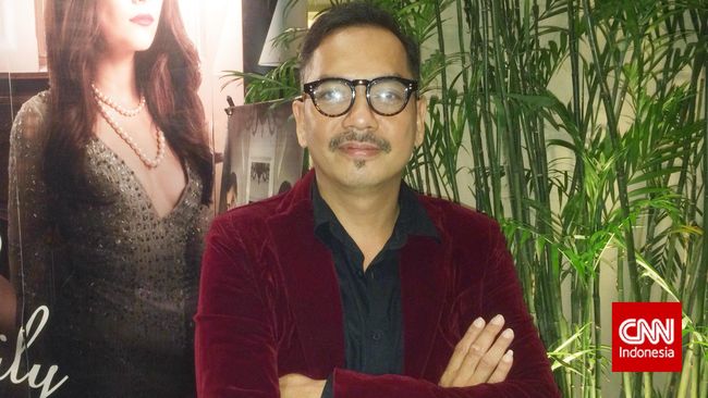 Biasa tampil di depan layar sebagai pelawak, Indra Birowo memberanikan diri memulai debutnya sebagai sutradara.