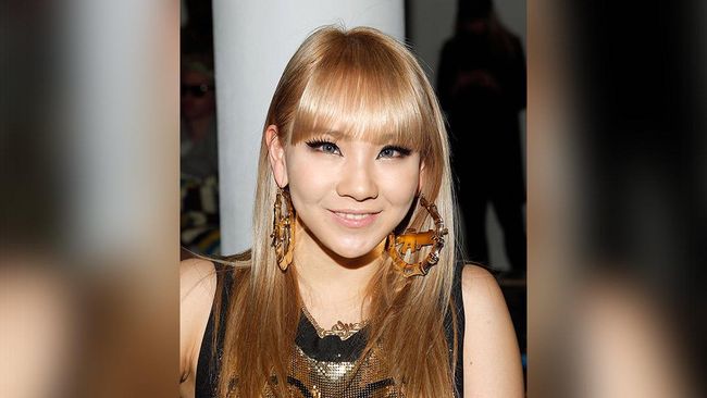 Gara-gara hasil wawancara yang diterbitkan di majalan Paper, rapper dan personel girlband 2NE1 CL dikritik keras publik Korea.