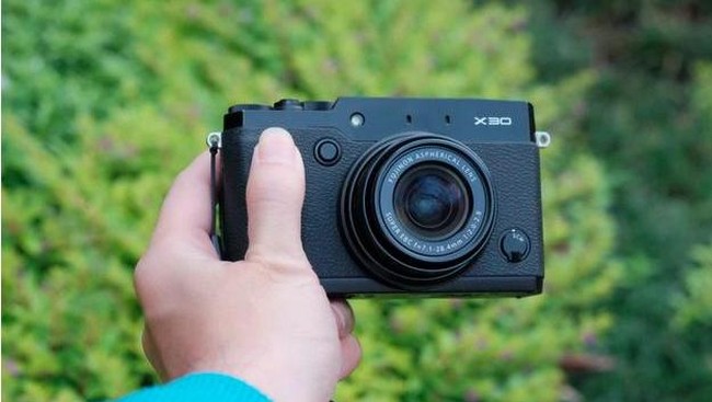 Fujifilm X30 adalah bukti bahwa kamera saku belum mati. Sebaliknya, produk di kelas ini berevolusi agar tak tegerus kecanggihan ponsel pintar.