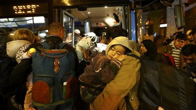 Warga Austria bersorak gembira ketika bus-bus berisi sekitar dua ribu imigran tiba di perbatasan dengan Hungaria pada Sabtu (5/9) pagi.