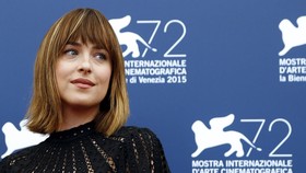 Dakota Johnson Bantah Gosip Hamil Anak Chris Martin