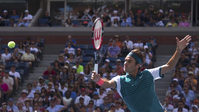 Roger Federer melangkah ke perempat final Amerika Serikat (AS) Terbuka 2015 dengan mudah setelah mengalahkan petenis tuan rumah, John Isner, 7-6(0) 7-6(6) 7-5.
