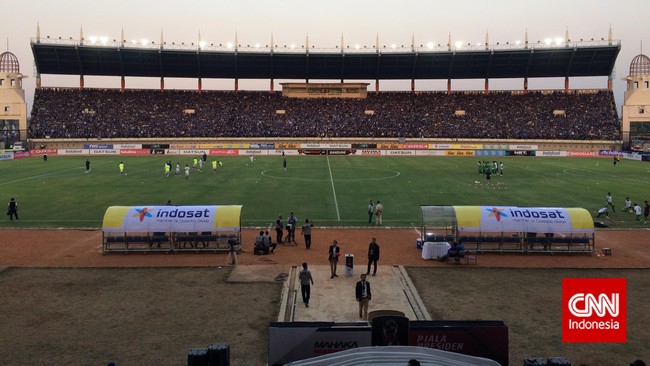 Mitra Kukar menjamu Persib Bandung di Stadion Aji Imbut, Tenggarong dalam laga pertama semifinal Piala Presiden.