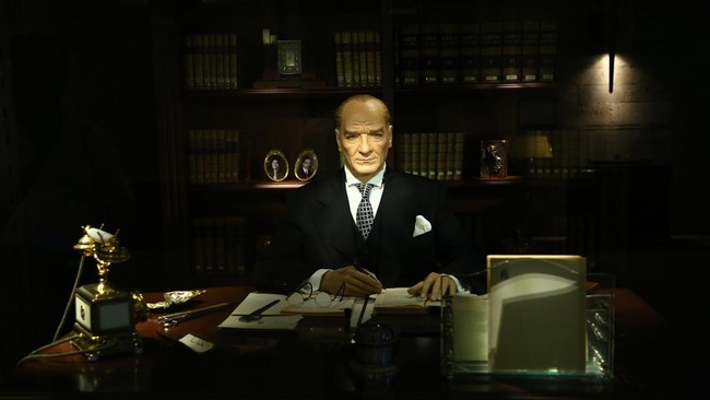 Mustafa Kemal Ataturk sangat masyhur sebagai tokoh modernisasi dan sekuler di Turki karena upayanya memilah antara soal-soal agama dengan pemerintahan.