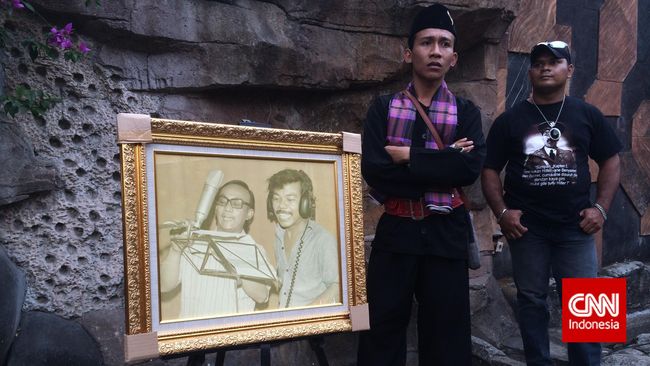 Benyamin Sueb mendirikan Bens Radio bukan hanya untuk penyambung hidup kala perfilman Indonesia menurun era '90-an, tapi sebagai 'teriakan' melintas zaman.