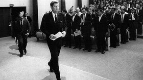 Tips Berpakaian Necis Ala Presiden John F Kennedy