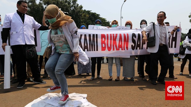Tanggapi petisi kepada Kemristekdikti, Menteri Mohamad Nasir tegaskan pentingnya uji kompetensi kepada sejumlah rektor dan dekan.