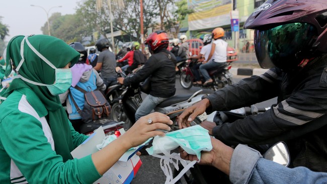 Permintaan ketersediaan masker disampaikan komunitas pengemudi ojek online (ojol) yang mengatakan hal itu merupakan bentuk tanggung jawab Gojek dan Grab.