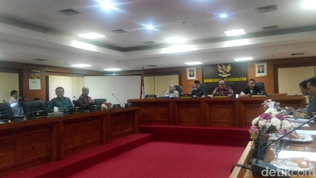 Wakil Ketua MKD Junimart Girsang mengatakan lambannya proses penanganan perkara lebih disebabkan kepada tata beracara yang dipakai MKD saat ini.