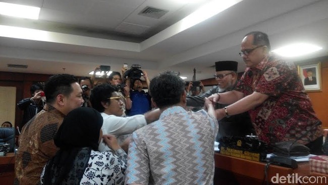 Sebelumnya MKD telah menunjuk Wakil Ketua Bagian Penindakan, Sufmi Dasco Ahmad sebagai Ketua Tim Penyelidikan.