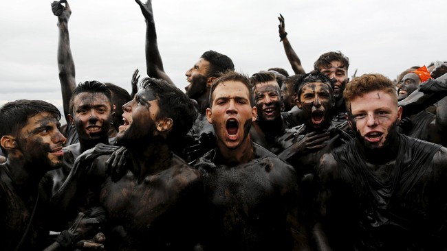 Keseruan 'Mandi' Minyak Hitam di Festival Cascamorras