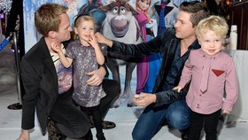 Neil Patrick Bahagia Jalani Pernikahan dengan David Burtka