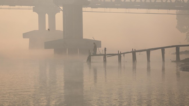 Jarak pandang akibat kabut asap yang menyelimuti Palembang, Jumat (13/9), sempat menyentuh jarak terendah mencapai 300-500 meter.