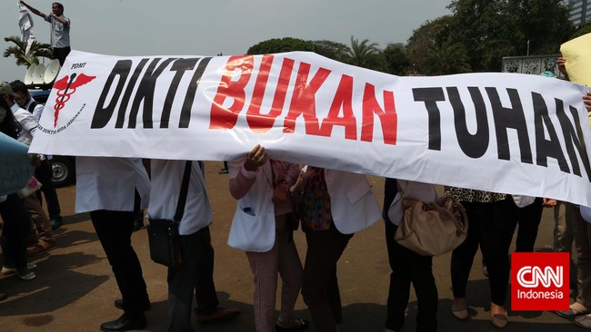 Petisi di change.org itu dibuat Pergerakan Dokter Muda Indonesia. Mereka marah karena Kementerian hendak mengeluarkan sertifikat profesi sebagai ganti ijazah.