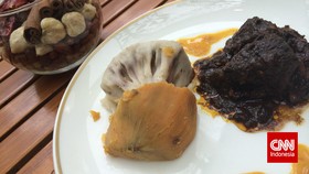 Uniknya Menyantap Daging dan Sepotong Sirsak Muda