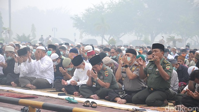 Kepala Kepolisian, Jenderal Badrodin Haiti menduga ada unsur kesengajaan dalam kebakaran hutan dan lahan yang melanda wilayah Indonesia bagian barat.
