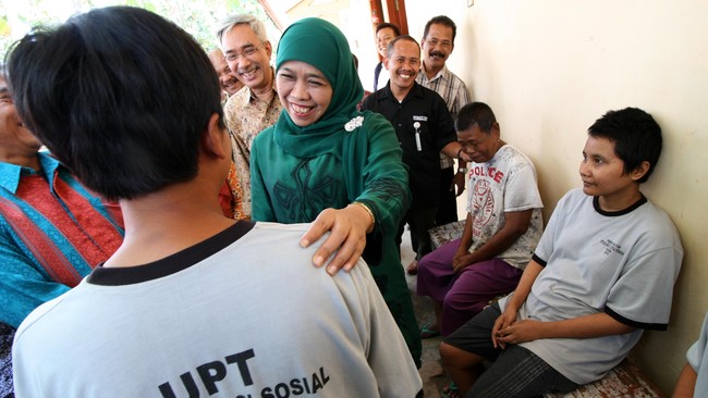 Pertama diberi gratis, kedua, ketiga diberi gratis, keempat setelah si anak ketagihan mulai diajarkan untuk mengambil barang orang lain.