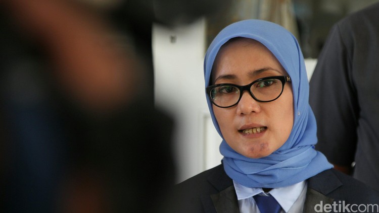 Petugas mengukur tanah yang telah dibebaskan guna pembangunan bandara di Desa Ciburuy, Curugbitung, Lebak, Banten, Sabtu (5/9/2015). PT Maja Raya Indah Semesta (MRIS) telah membebaskan tanah sebanyak 1500 hektar dari total 5500 hektar area tanah yang akan dibangun menjadi Bandara Internasional Lebak. Agung Pambudhy/Detikcom.