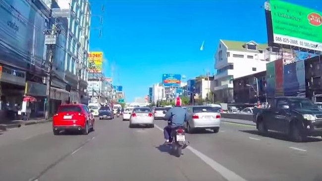 Meteor berukuran sedang jatuh di Bangkok. Warga sekitar berhasil merekam dan mengunggah kejadian tersebut di berbagai media sosial.
