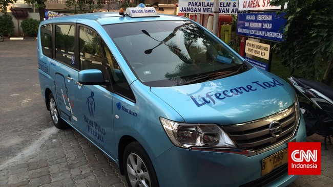 Beberapa netizen menganggap layanan gratis yang dilakukan Blue Bird hari ini sia-sia. Aplikasi bermasalah, jalur telepon pun sulit diakses.