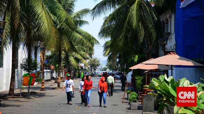 Menggali kisah-kisah lama tentang sejarah dan budaya suatu tempat, paling enak sembari berjalan kaki. Dengan demikian, wisata punya nilai lebih bagi turis.