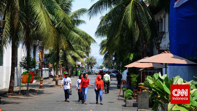 Gedung-gedung di jalan protokol, yaitu Jl. Jenderal Sudirman dan Jl. MH Thamrin diwajibkan membongkar pagarnya agar jalur pejalan kaki semakin lebar.