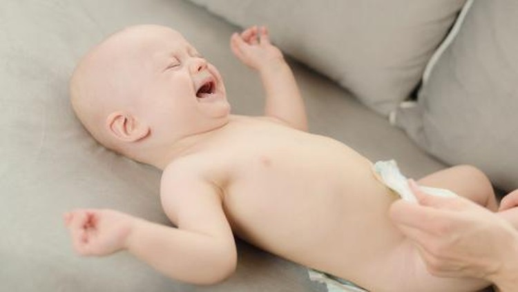 Oek, oek. Si kecil menangis nih, Bun. Haruskah dia langsung digendonga?