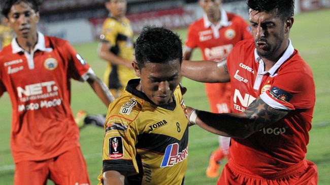 Persib Bandung merekrut gelandang senior Eka Ramdani. Pemain 33 tahun itu diharapkan bisa mengisi posisi playmaker dan membuat permainan Persib lebih variatif.