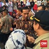 Presiden Jokowi blusukan sambil membagikan sembako ke wilayah Jakarta Timur, Selasa (8/9).