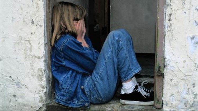 Girl (6-8) crying, side view