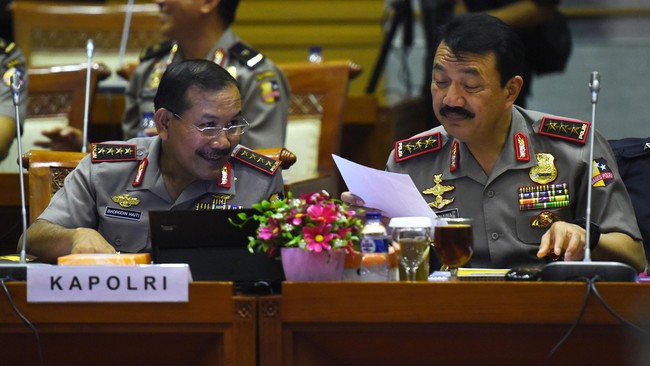 Jenderal Badrodin Haiti dan Komjen Budi Gunawan memberikan nasihat kepada Kapolri yang baru saja dilantik Presiden Joko Widodo, Jenderal Polisi Tito Karnavian.