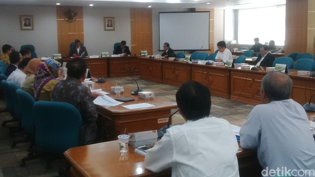 Kehadiran tim pansus ke KPK akan ditemani oleh tiga Wakil Ketua DPRD yaitu Triwisaksana, Abraham Lunggana, dan Muhammad Taufik.